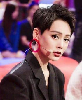 寧靜演員與寶藏小店的邂逅，小巷深處的表演與美食之旅