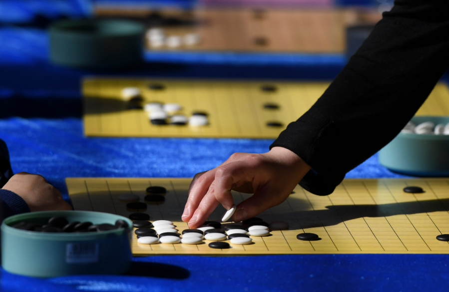 網上圍棋比賽，棋逢對手，情感交流暖人心