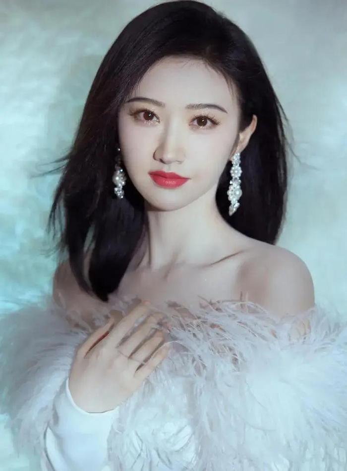 光環(huán)下的多元視角，漂亮女明星的璀璨人生