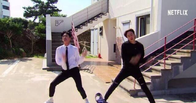 小巷深處的最新甩手舞秘境，舞動風(fēng)潮掀起熱潮