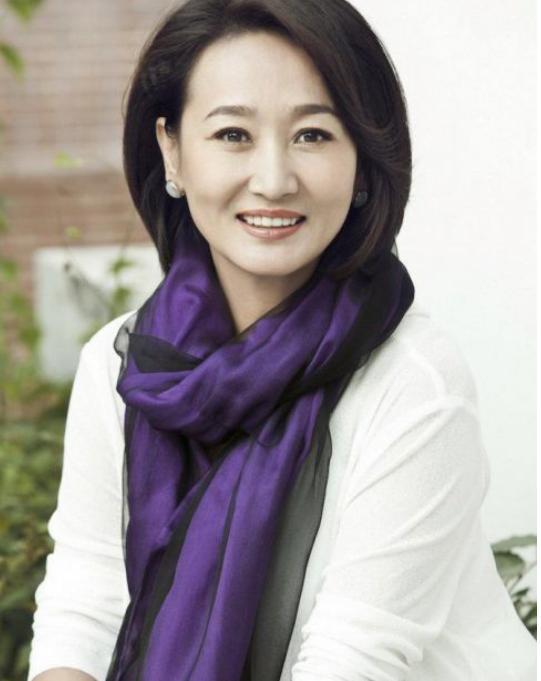 女演員的自信之旅，從模仿到原創(chuàng)的成就之路