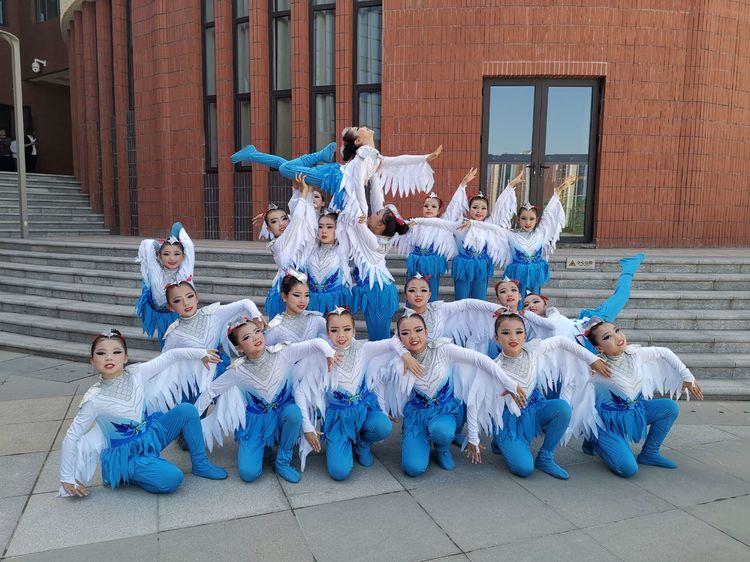 小學(xué)校園舞蹈展示，舞動(dòng)童年，愛與陪伴的溫馨篇章