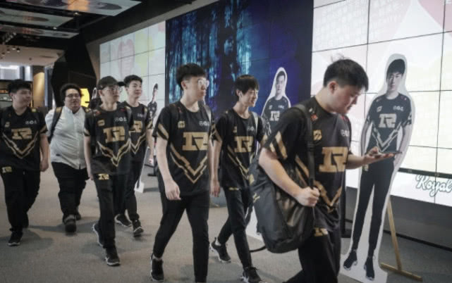 RNG昨日賽場(chǎng)風(fēng)采，熱血青春鑄就榮耀時(shí)刻的輝煌之戰(zhàn)