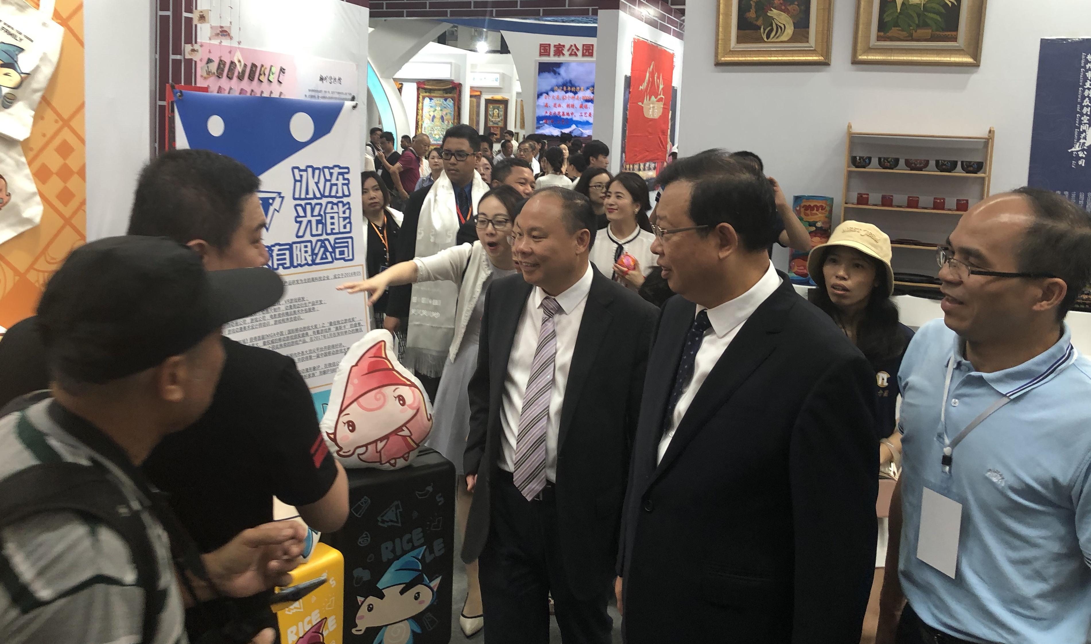 光影交織的夢(mèng)幻盛宴，游戲動(dòng)漫展盛況展示