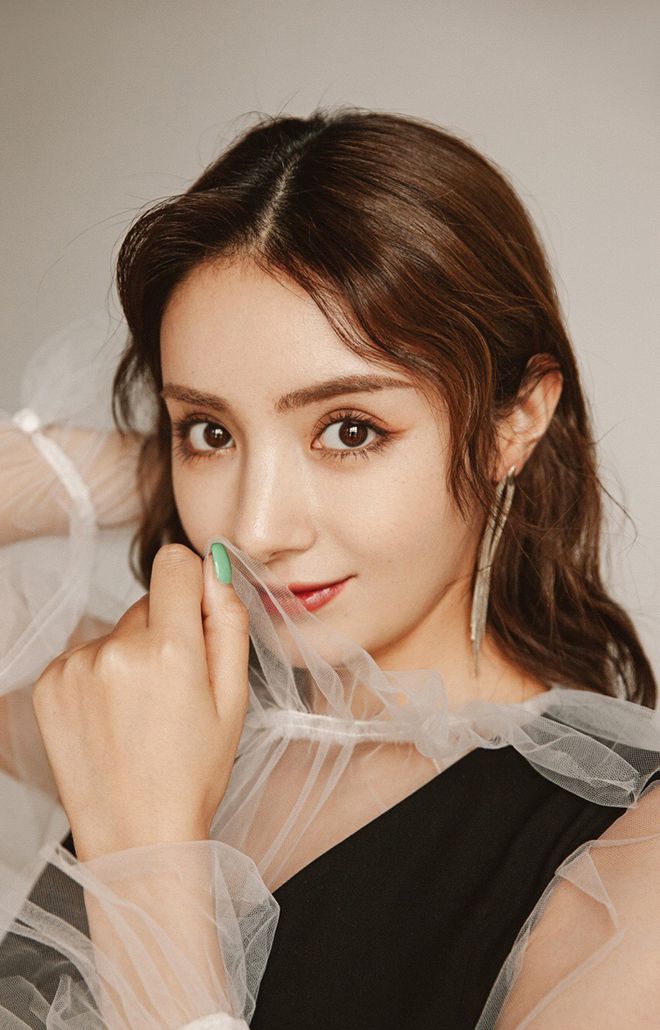 維吾爾族女明星的旅行，自然美景與內(nèi)心平靜的探尋之旅