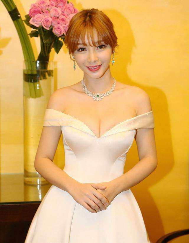 女演員柳巖探秘小巷獨特小店，帶你領(lǐng)略獨特魅力的故事之旅