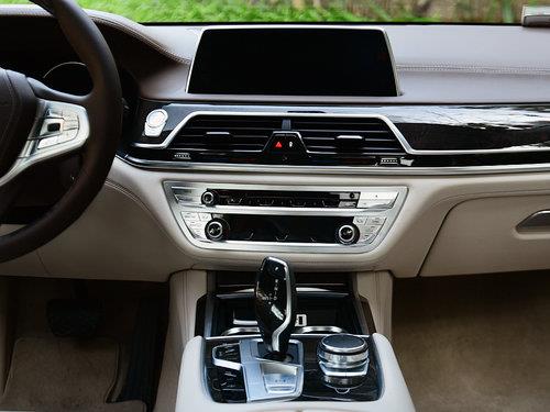 2025款寶馬730Li優(yōu)惠信息，與自然美景的浪漫之旅啟幕！