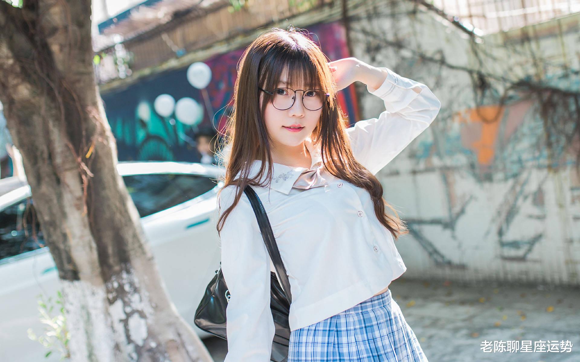 偶遇校園美女，甜蜜戀愛(ài)與自然美景的雙重篇章