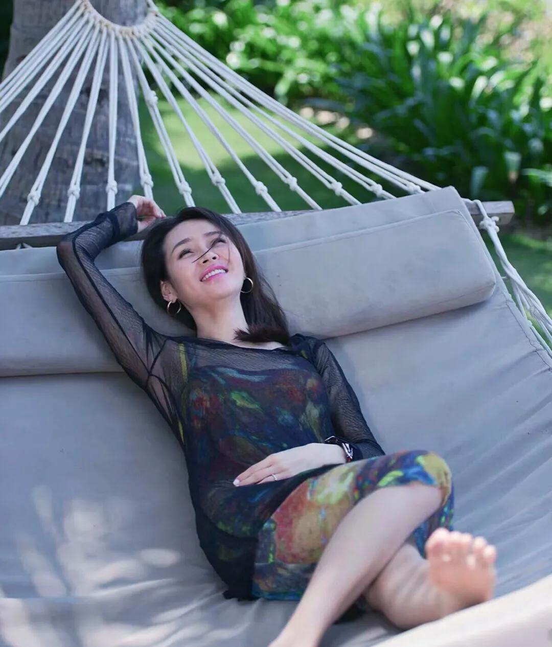 于明加的快樂日常，友情、家庭與愛的溫馨時光