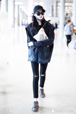 關(guān)曉彤機場新照，力量與自信的綻放之美