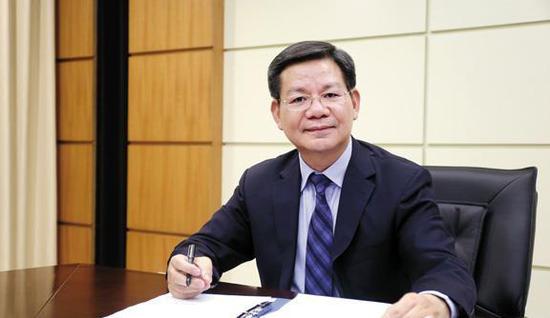 何學(xué)文探尋自然寶藏與內(nèi)心寧靜的新旅程，最新動態(tài)揭秘爭官傳聞